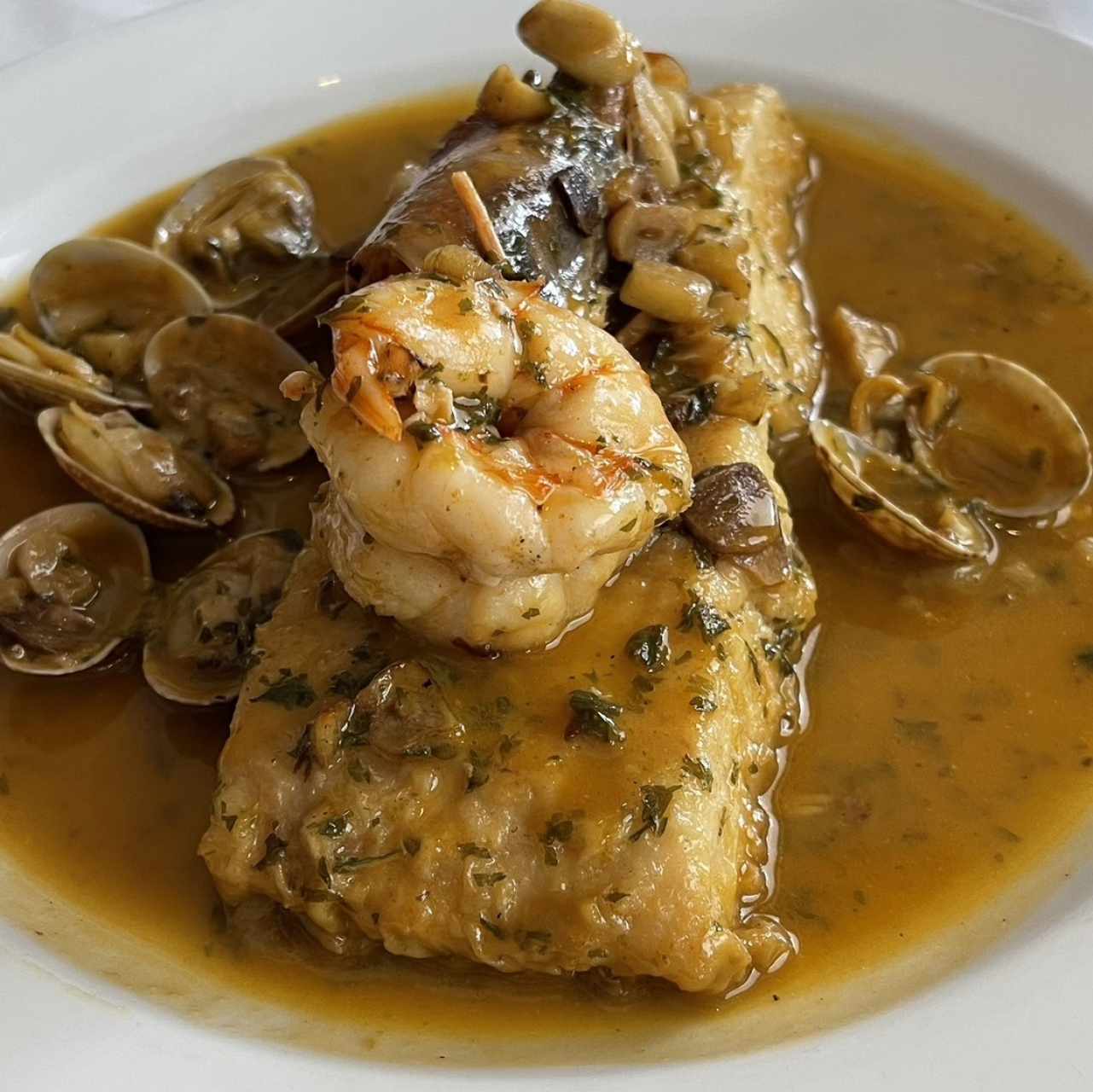 Corvina a la Vasca con Langostino y Almejas