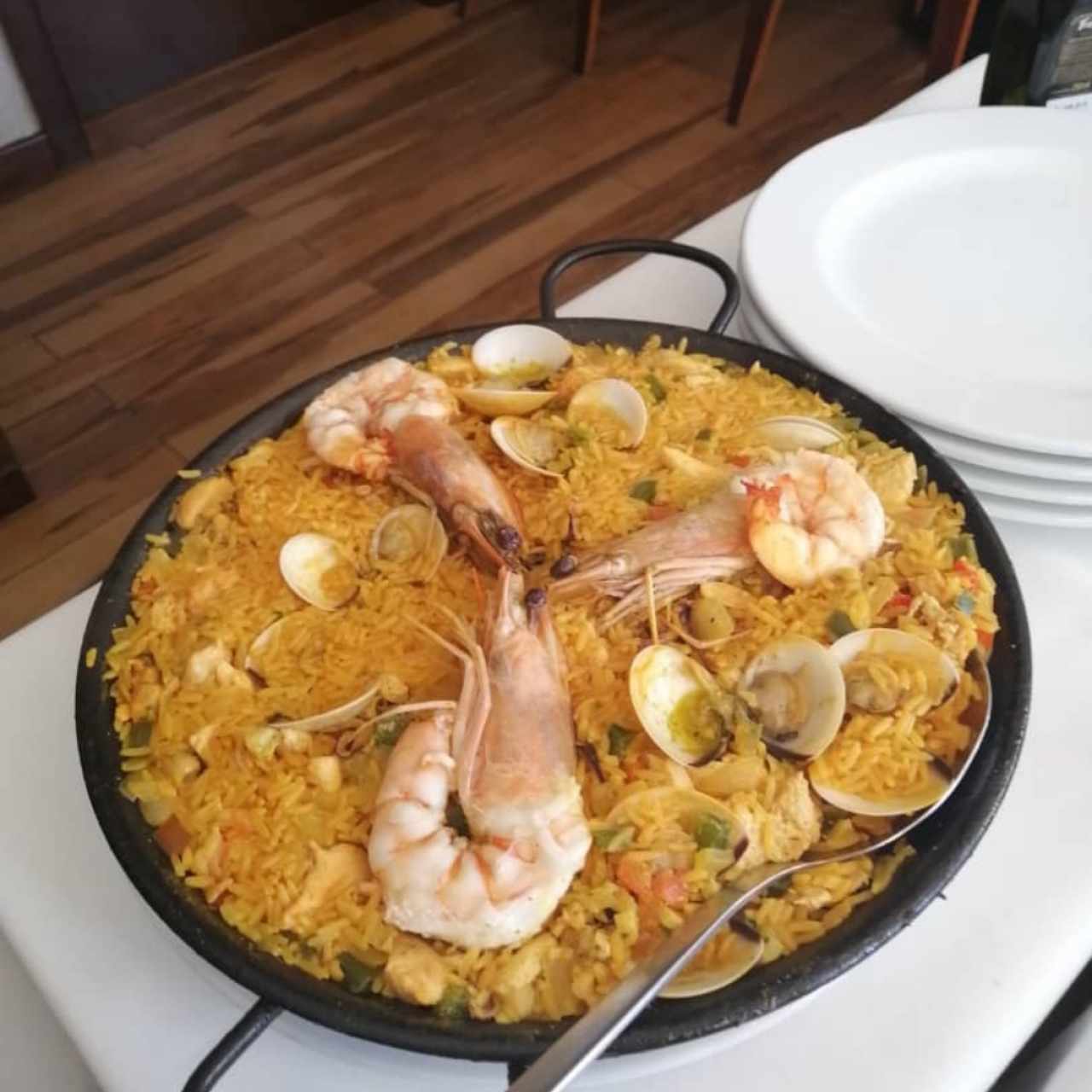 Paella para 2, con 3 langostinos porque la compartiríamos entre 3