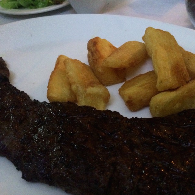 Entraña Marinada Asada Con Yuquitas Fritas Y Chimichurri De Mango