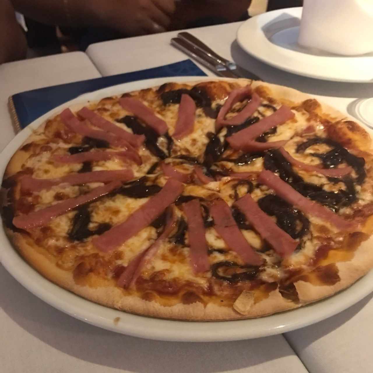 pizza de jamon york y cebollas caramelizadas