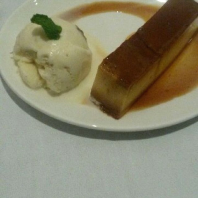 Flan con caramelo y helado de ron con pasas