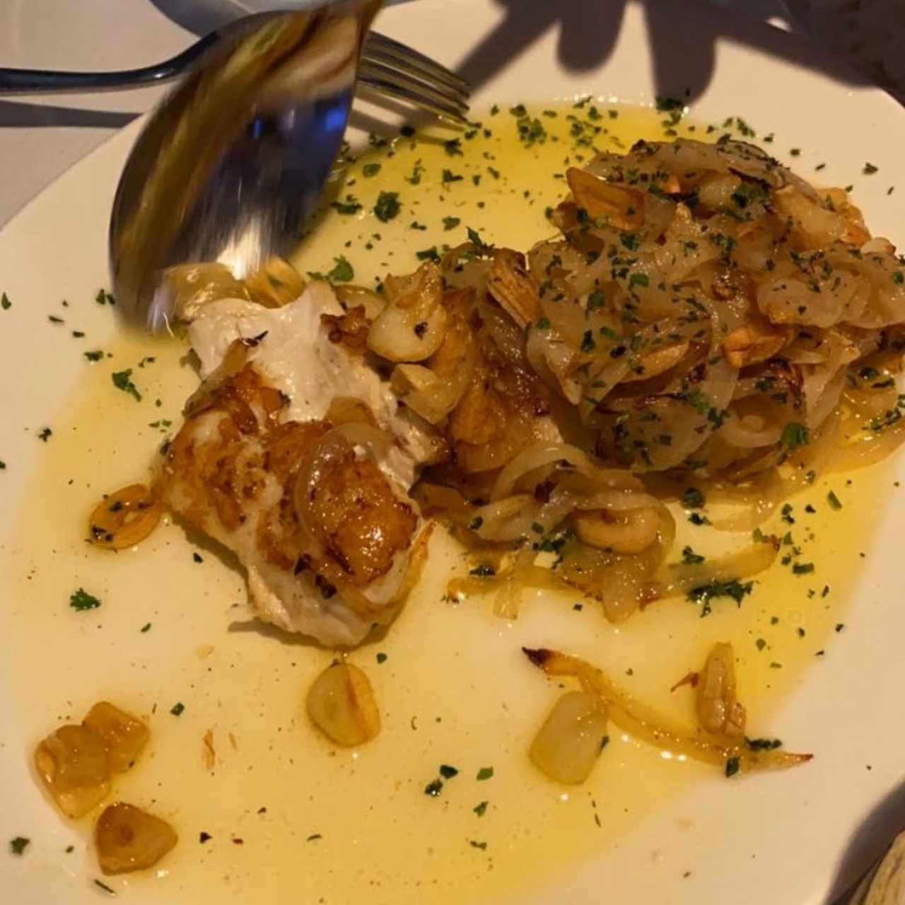 corvina con cebolla y ajos salteados 