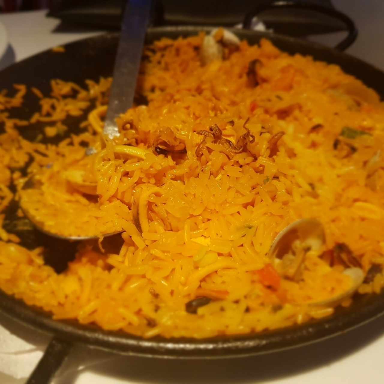 Paella de mariscos y pollo para 2