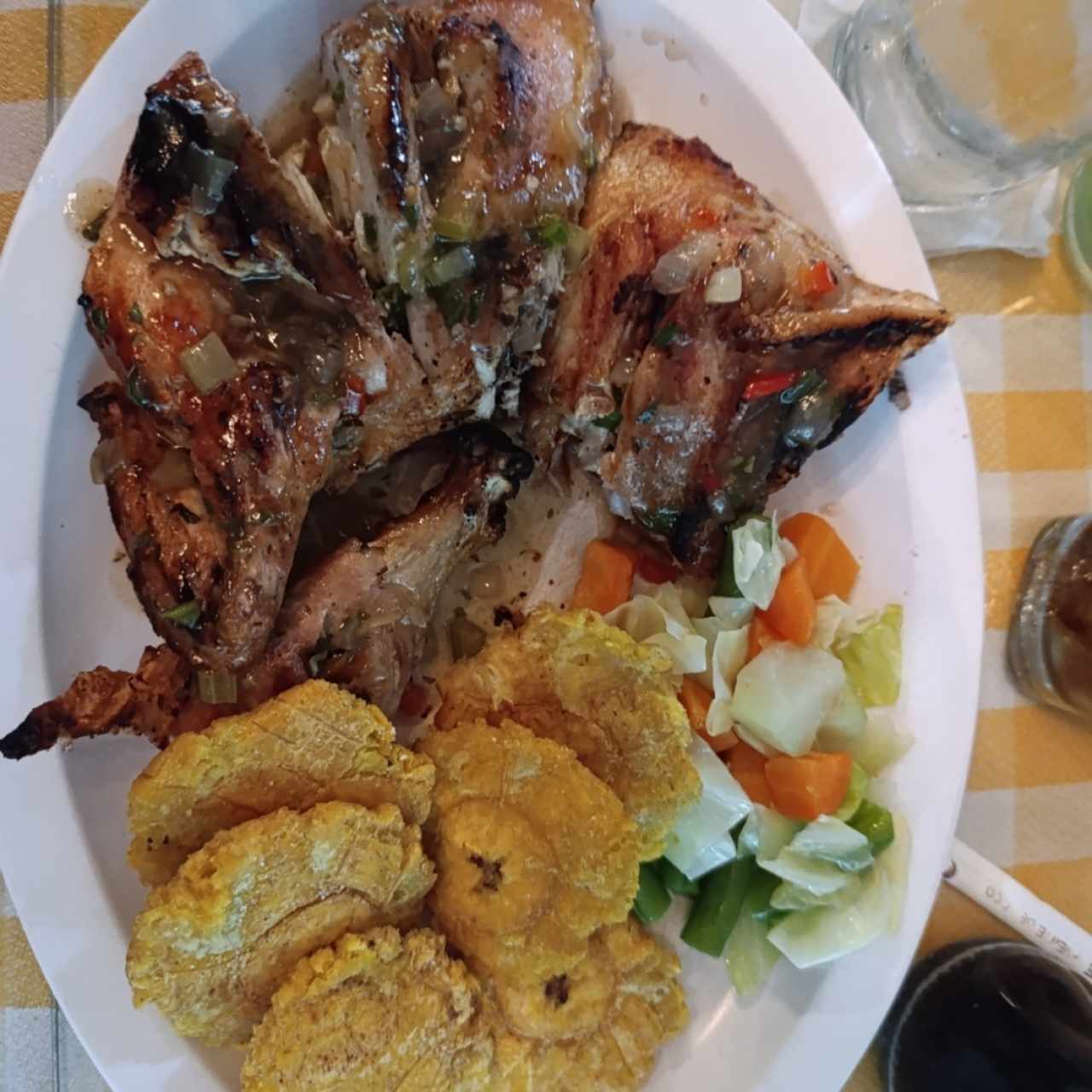 Medio Pollo al Carbón con patacones