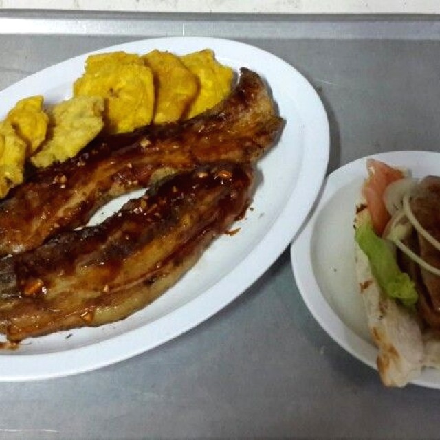 Costillas de cerdo y choripan