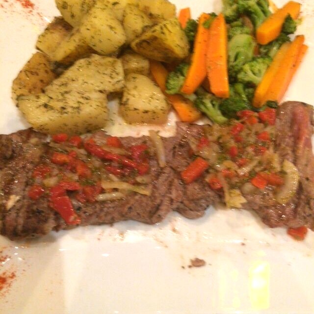 Filete a la parrilla con papas salteadas y vegetales hervidos