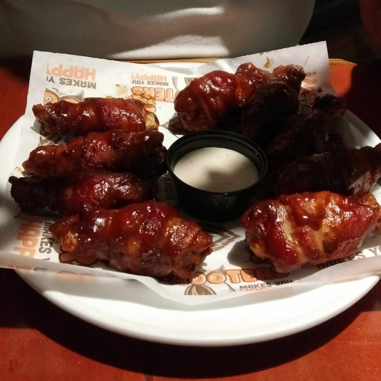 Bacon Wrapped Wings, con salsa Daytona Beach.