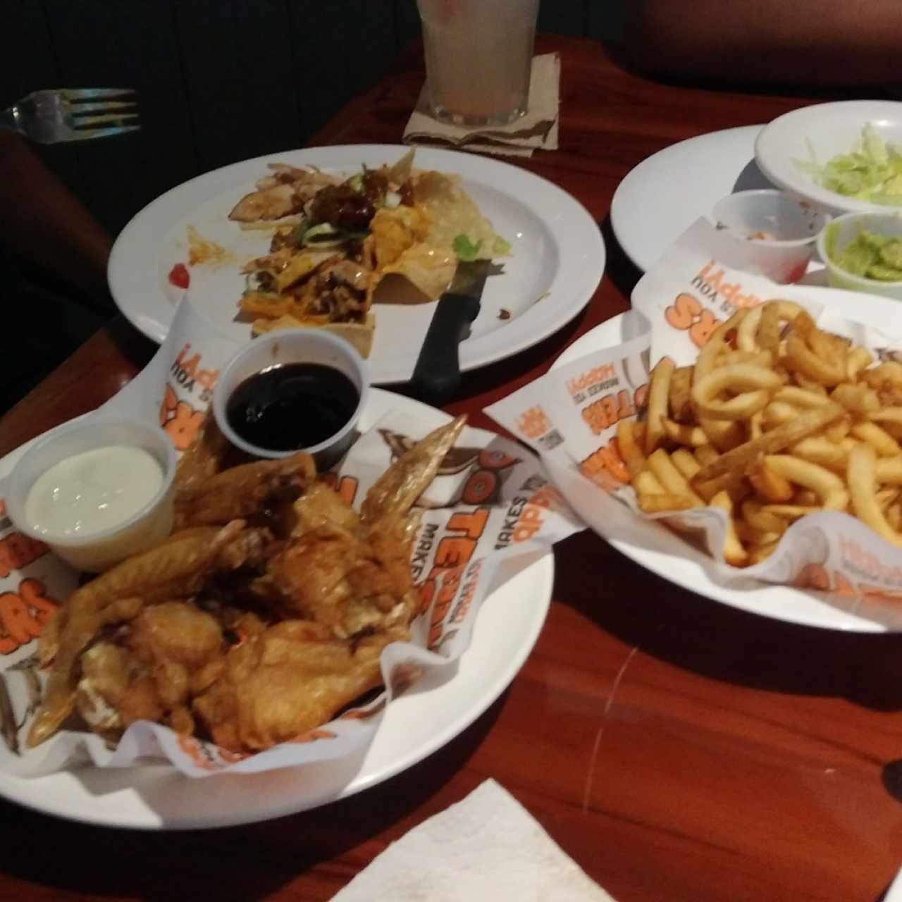 Naked wings, con curly fries y salsa General Tso aparte.