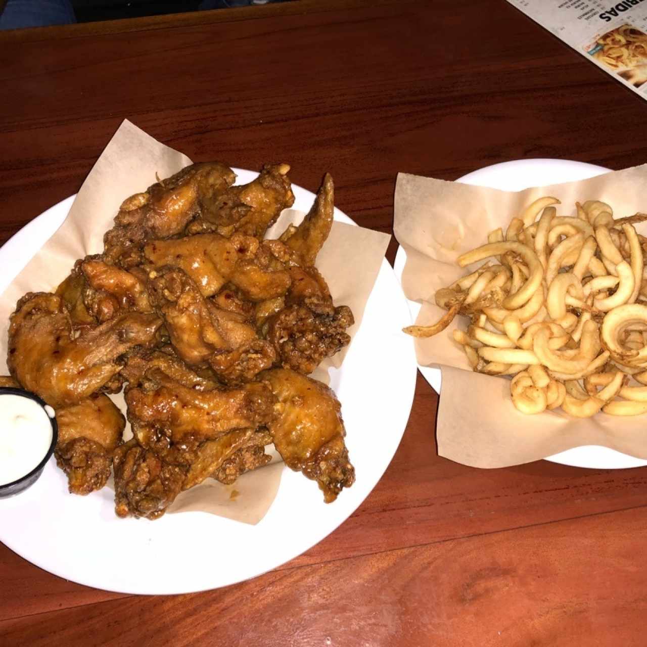 Alitas Originales al Estilo Hooters en salsa Chipotle Honey y Curly Fries