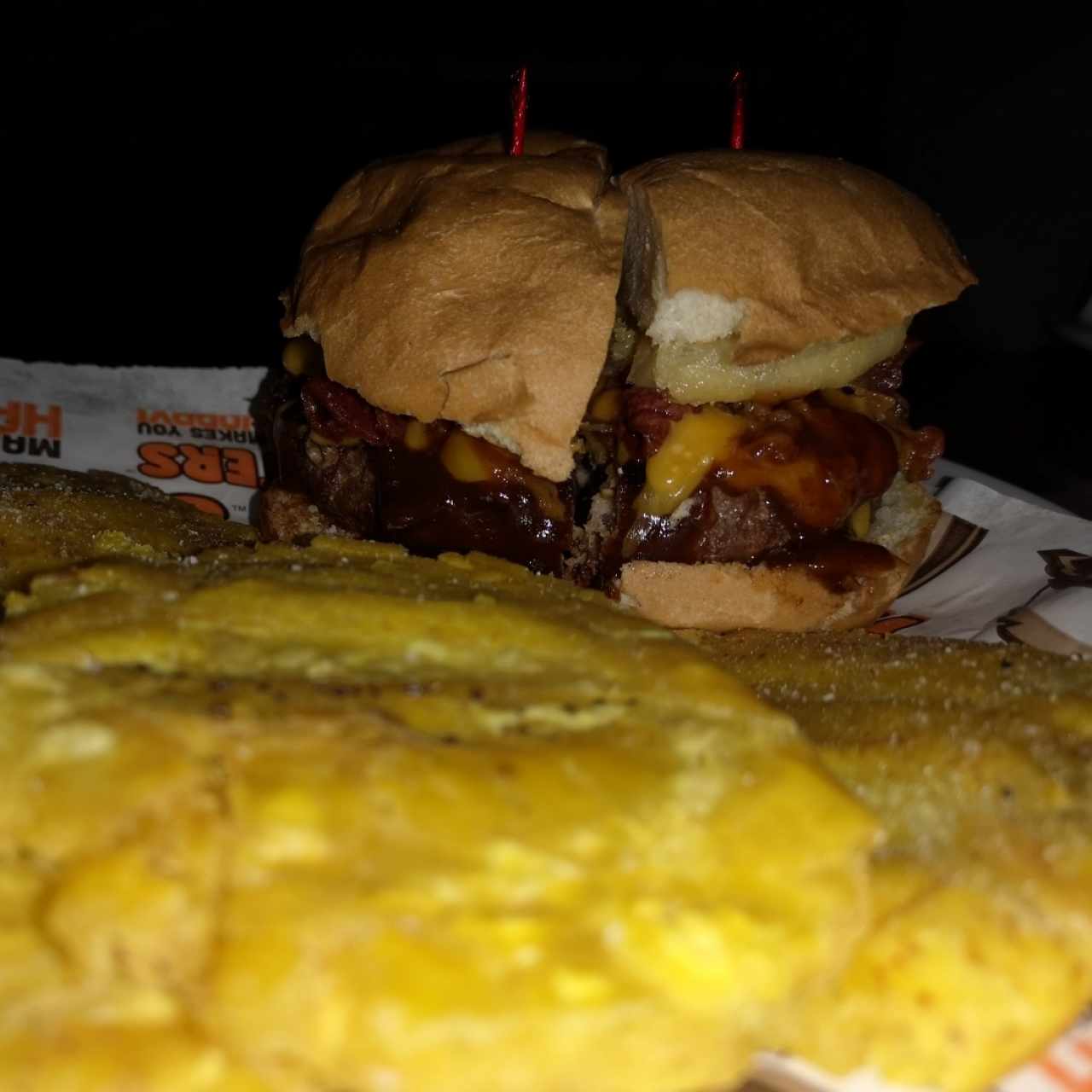 Western bbq burger con patacones 