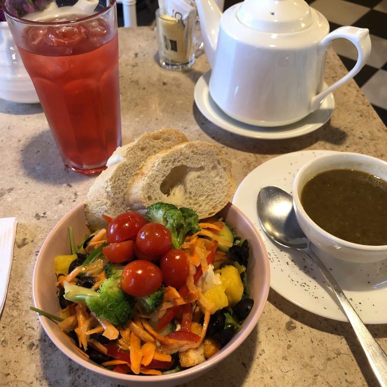 ensalada del salad bar, sopa de lentejas y te frio 