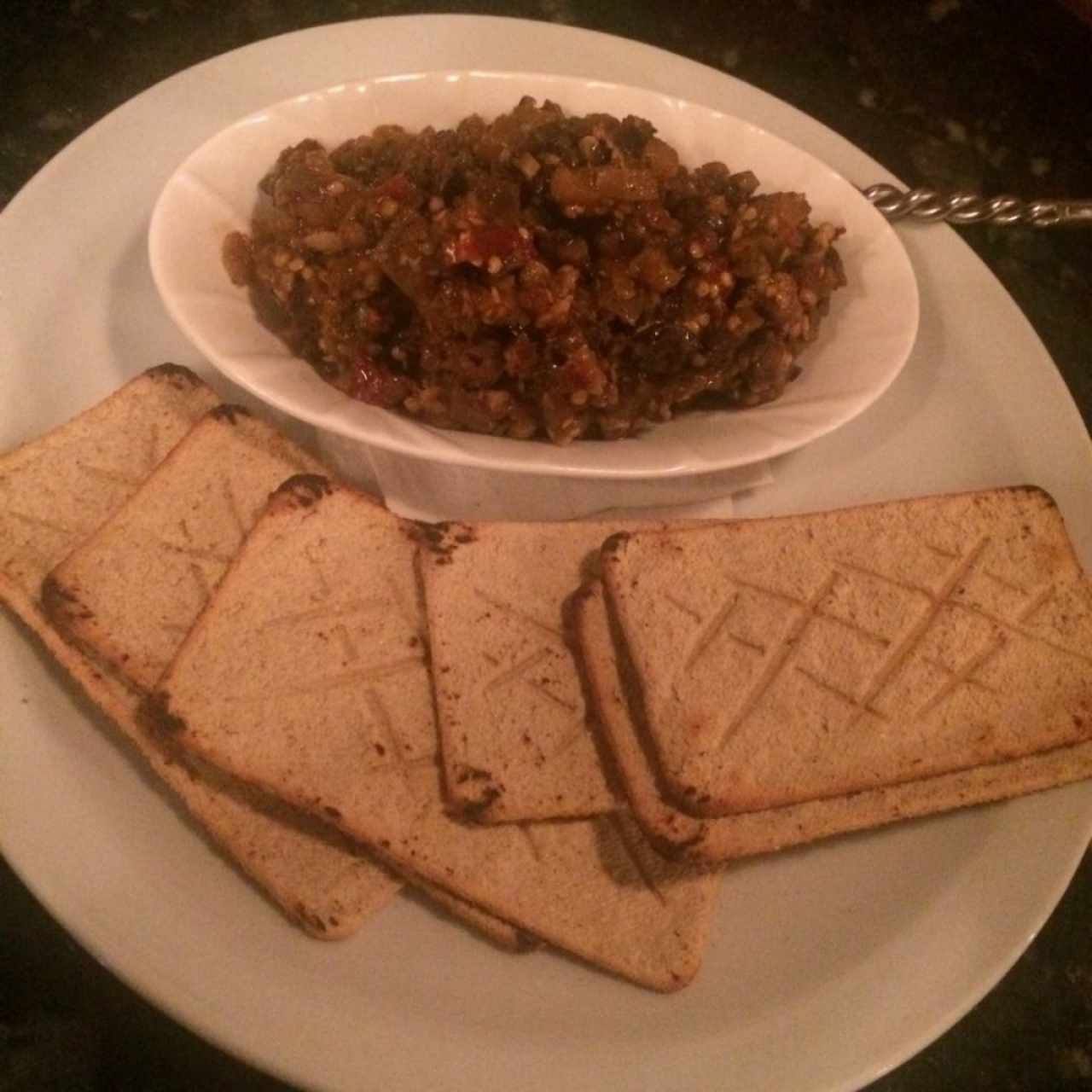 dip de berenjena con galletas tostadas 