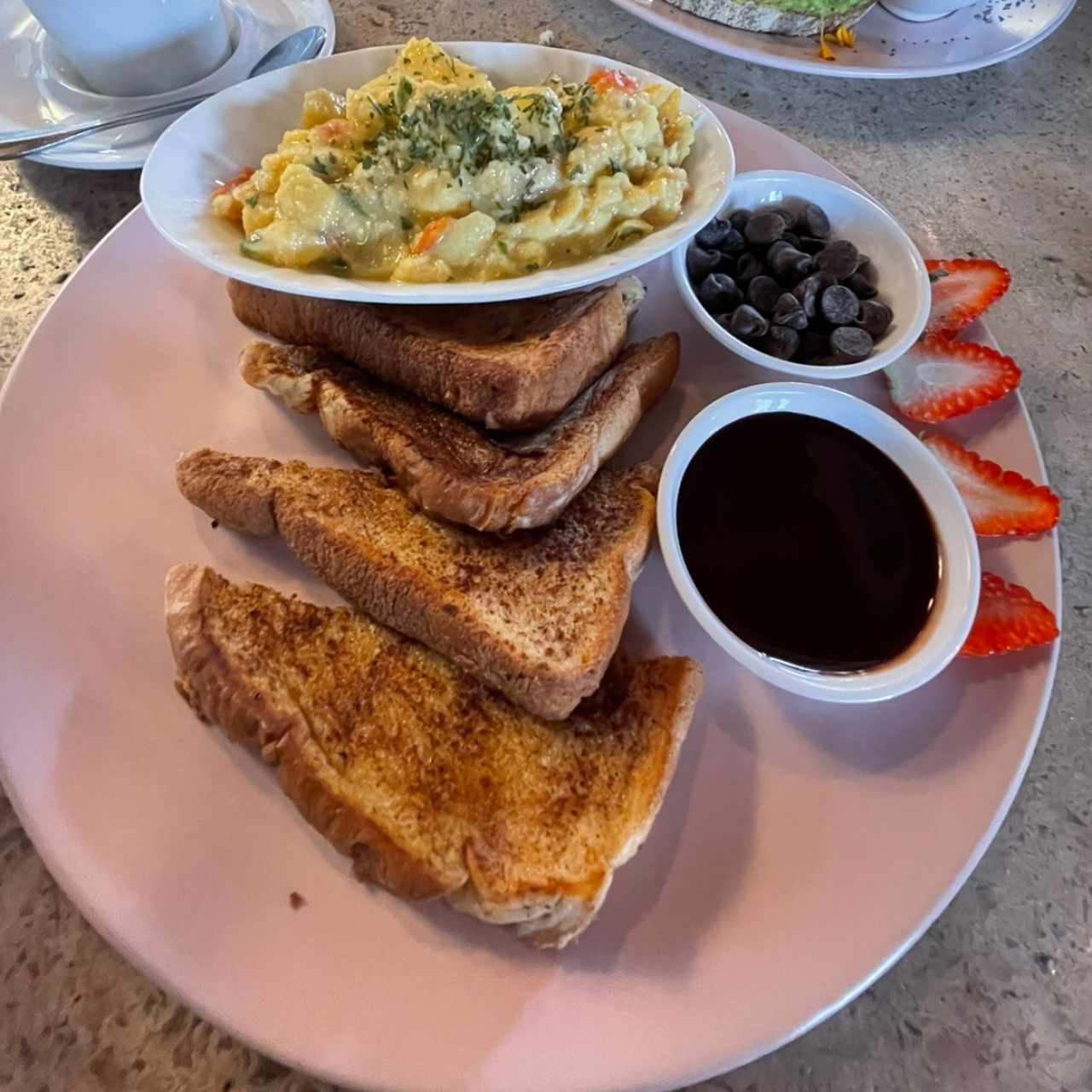 Elegí las tostadas en el menu del brunch. Los huevos estaban perfectos. Vienw acompanado de Parfait con jugo de tu preferencia  y café o chocolate caliente 