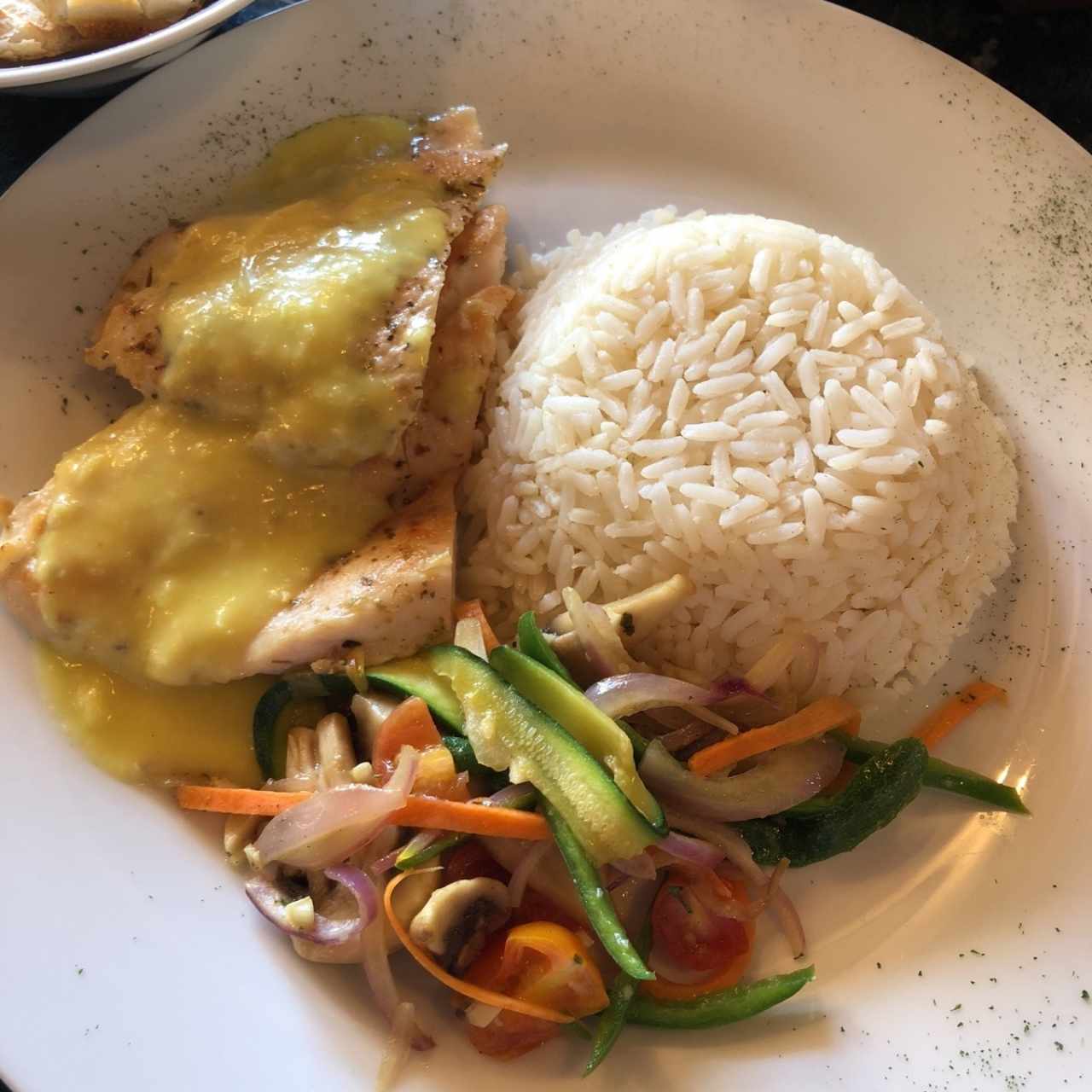 escalopines de pollo en salsa de piña y coco con arroz y vegetales 