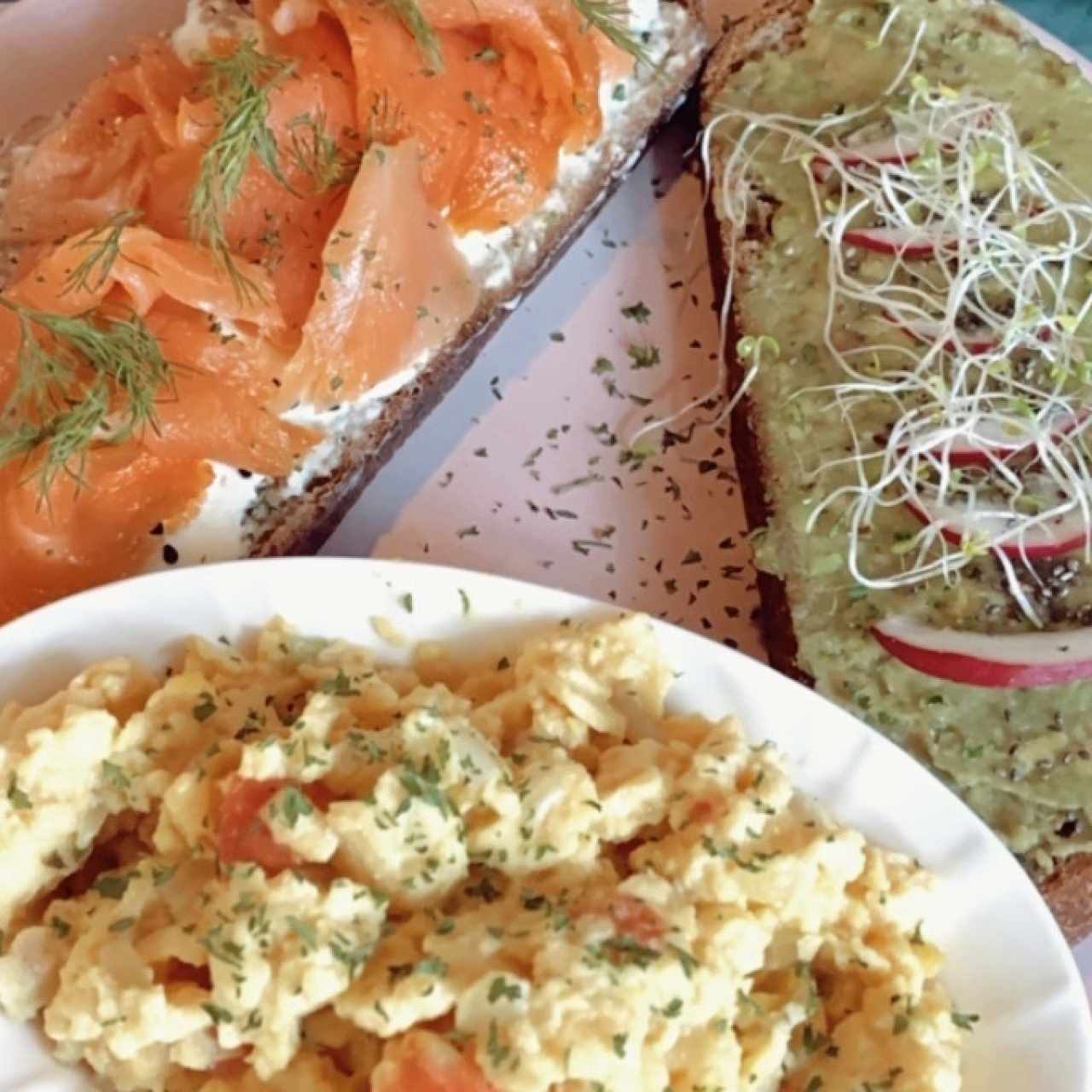 Tostadas con salmón eneldo y guacamole con rábano