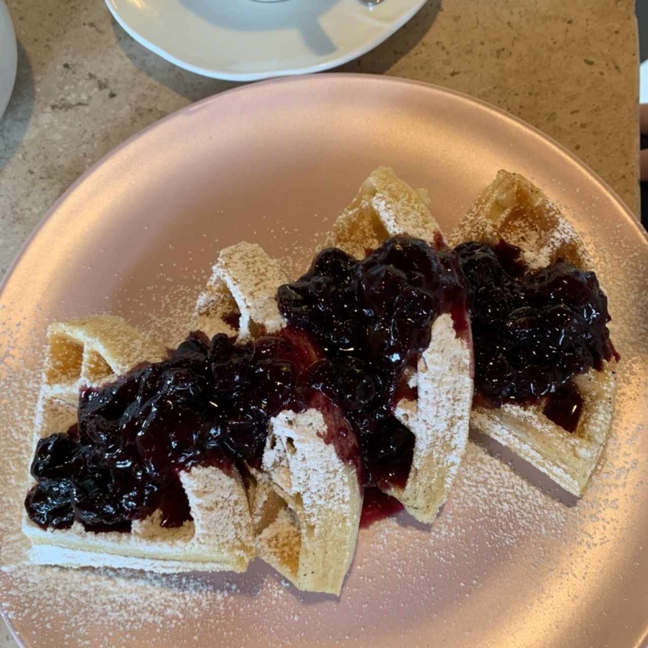 waffles con frutos rojos