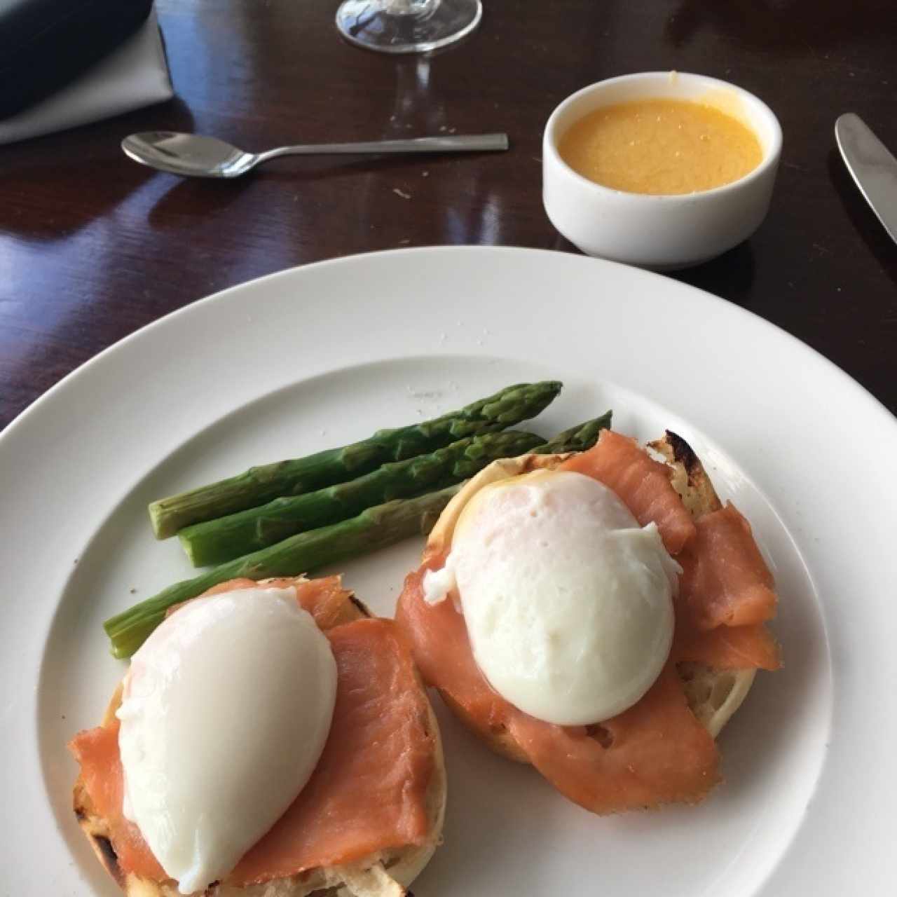 Huevos Benedictinos con salmon con la salsa aparte. 