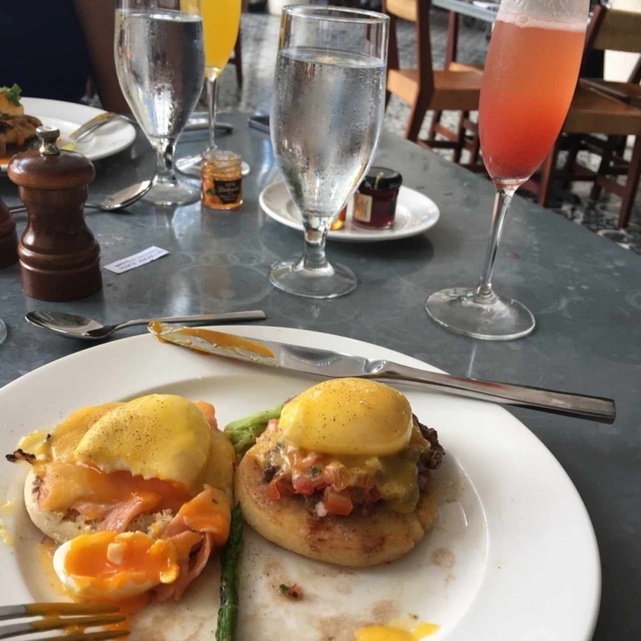 Huevos Benedict con salmón y a caballo