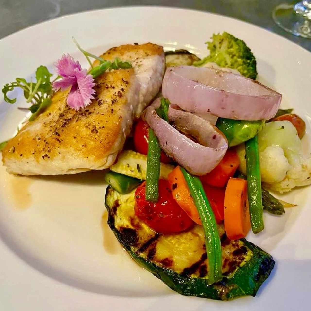 Corvina a la Plancha con Vegetales a la Parrilla