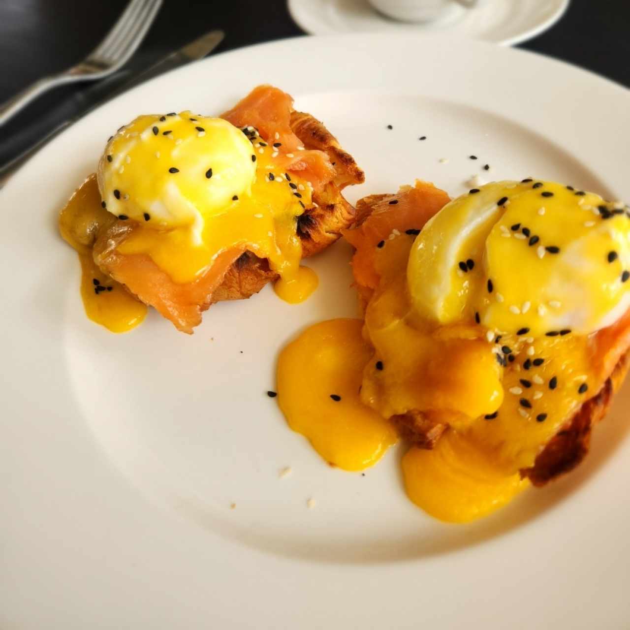 HUEVOS BENEDICTO CON SALMÓN AHUMADO