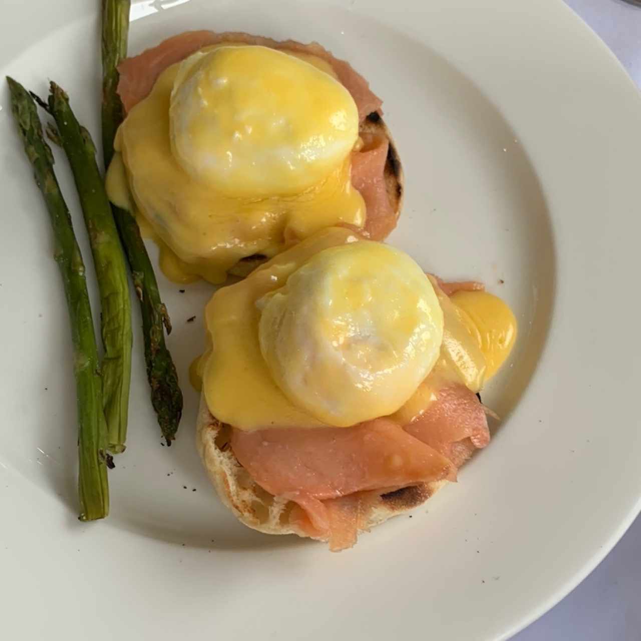 huevos benedictos con salmon