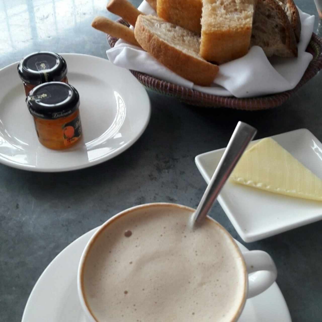 Café delicioso, canasta de panes variados