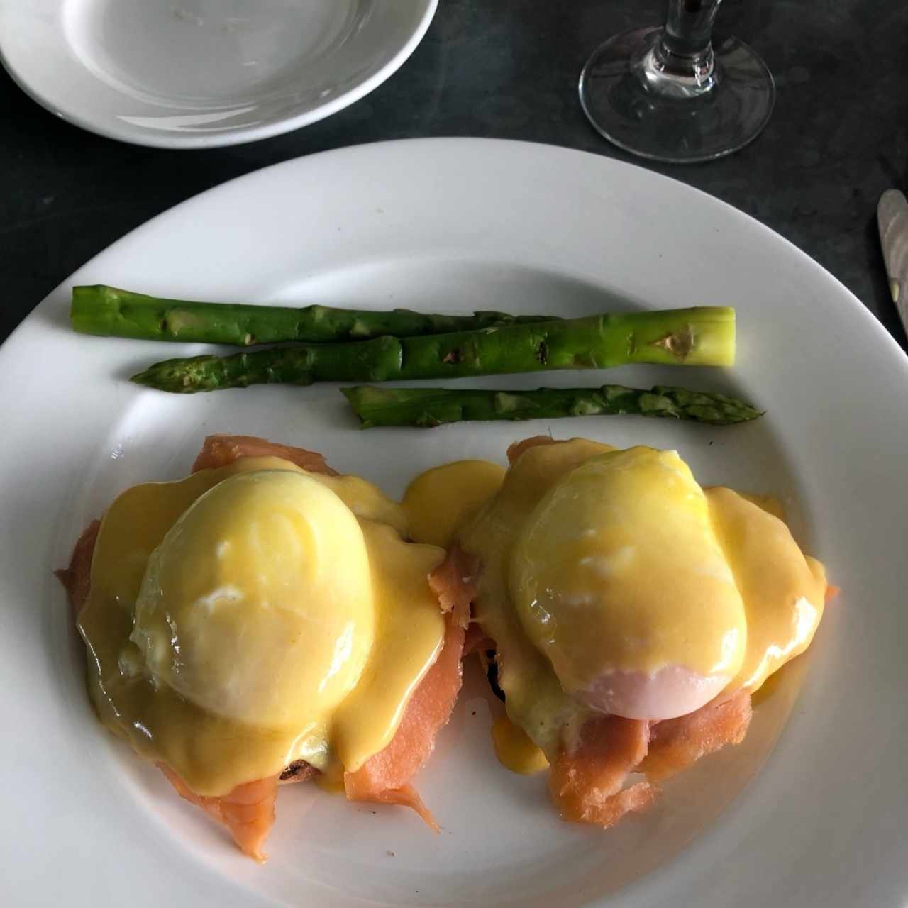 Huevos Benedictinos con salmon