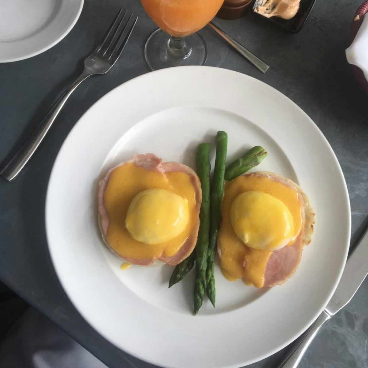 Huevos Benedictos con Jamón