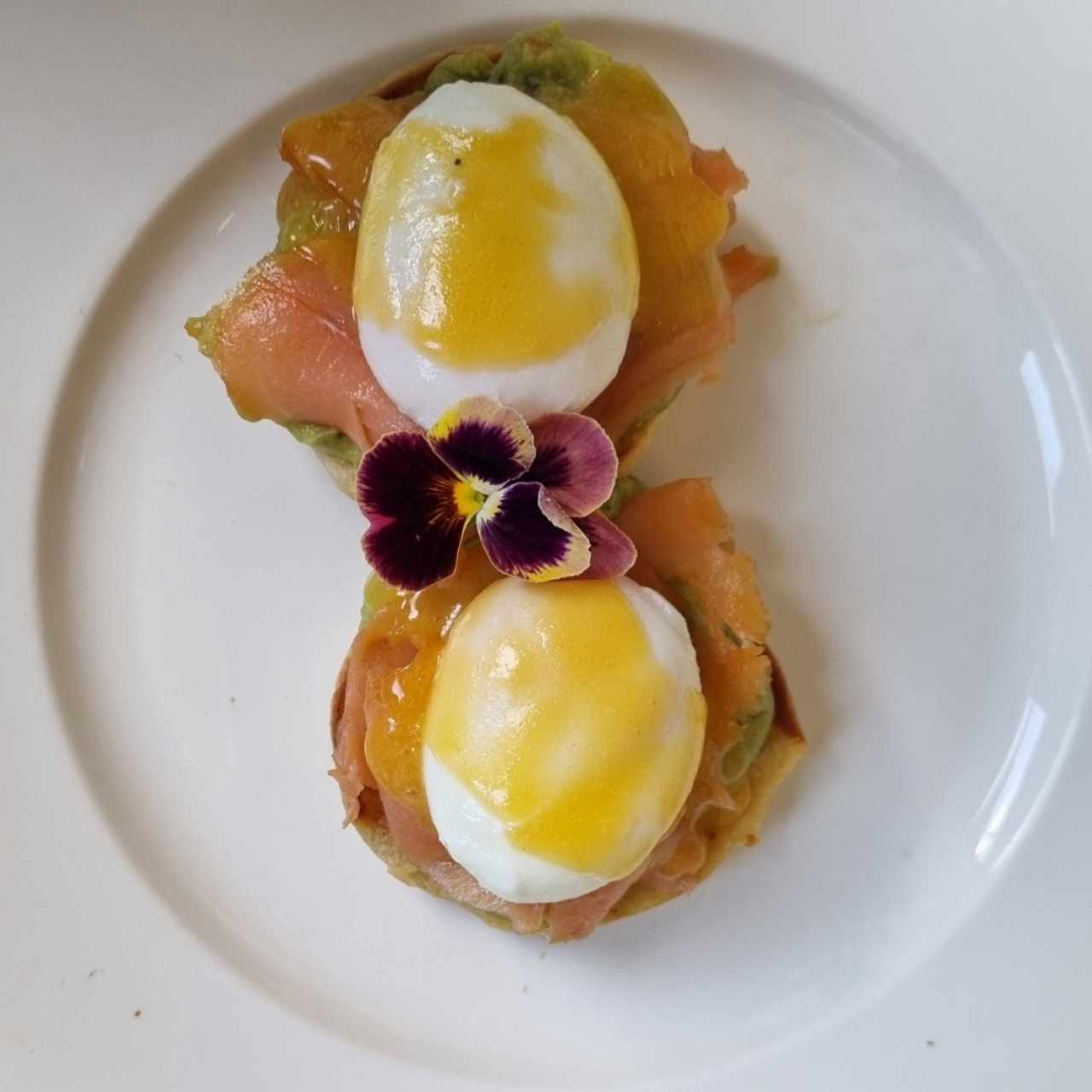 Huevos benedictinos con salmón 