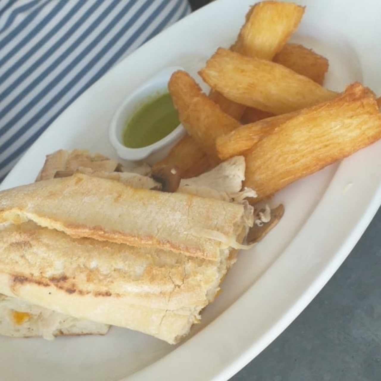 emparedado de pollo con queso y yuca frita