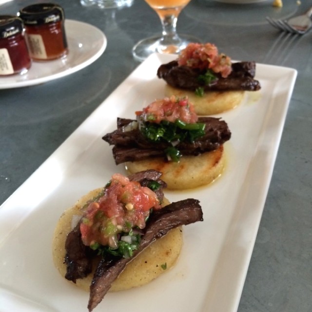 Arepas de entraña con pico de gallo y chimichurri