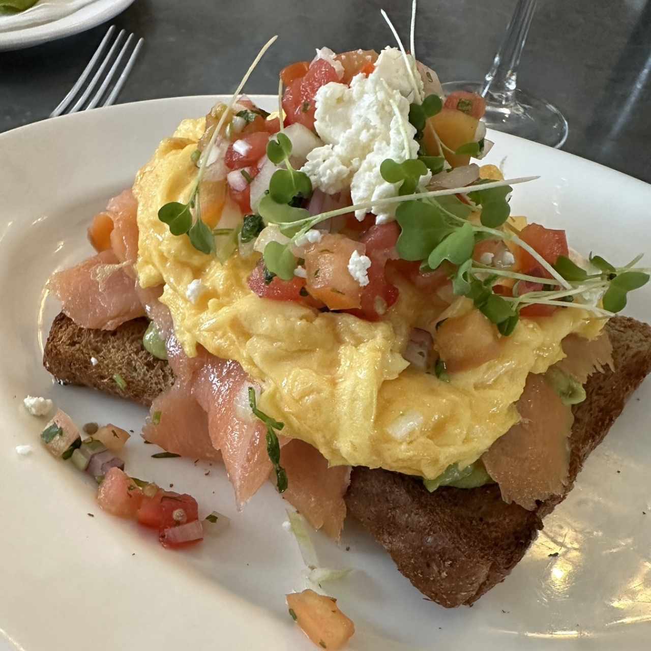 Avo toast con salmon ahumado