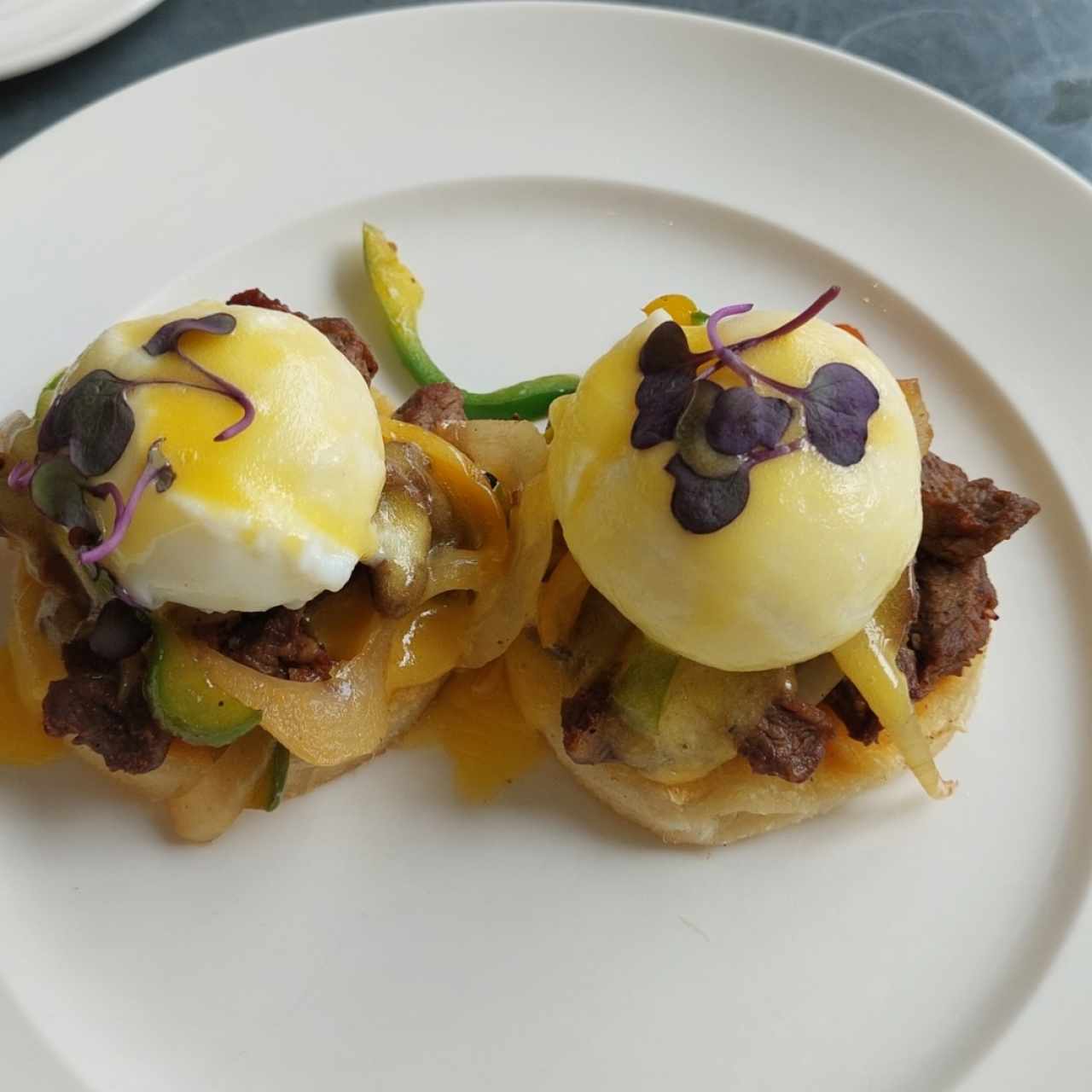 Huevos benedict en tortitas de yuca y carne 