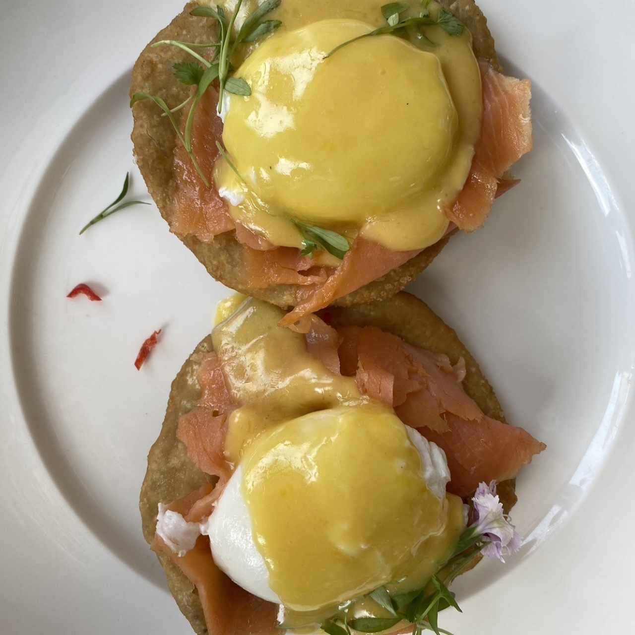 Huevos benedictinos con hojaldre