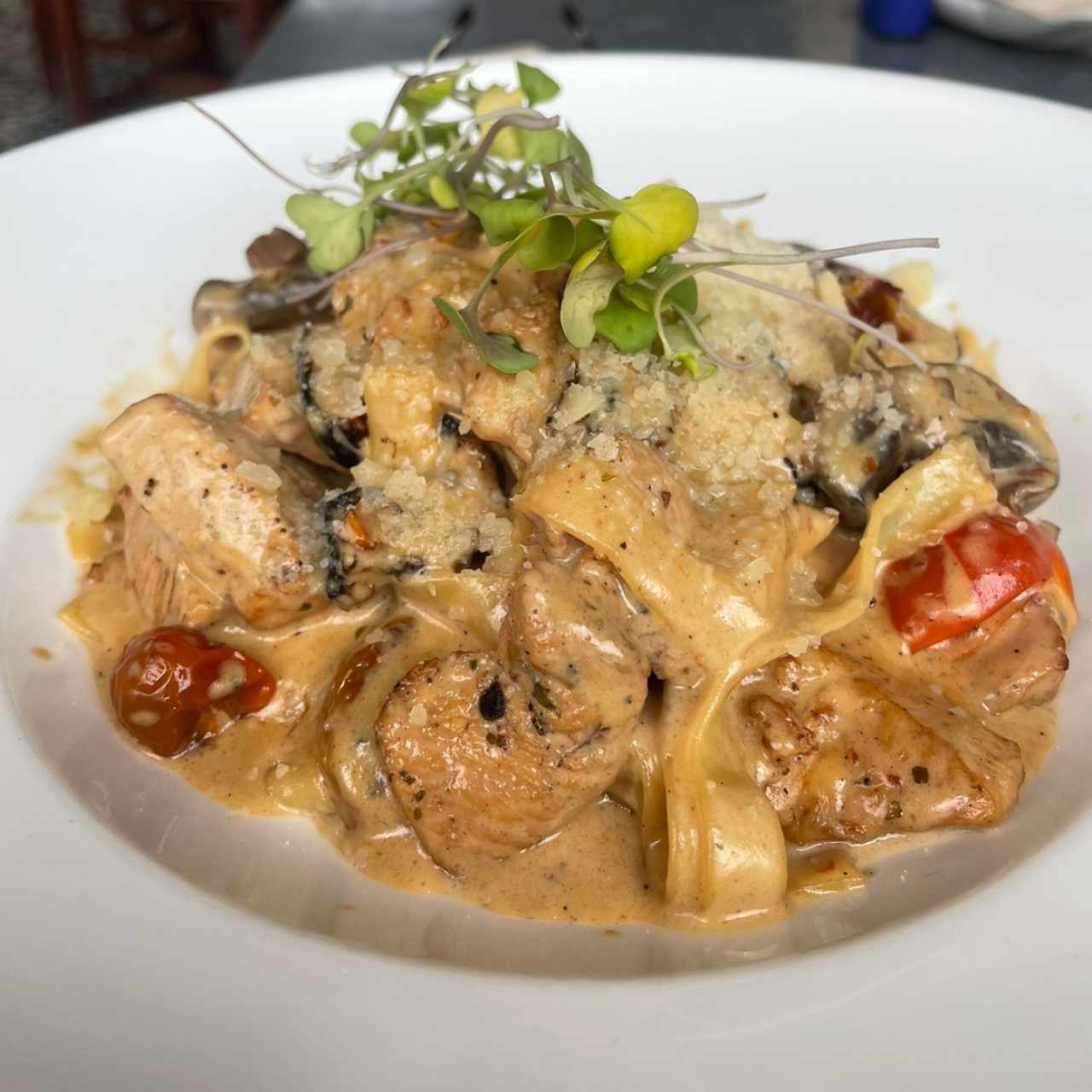 Pasta con crema de hongos y pollo