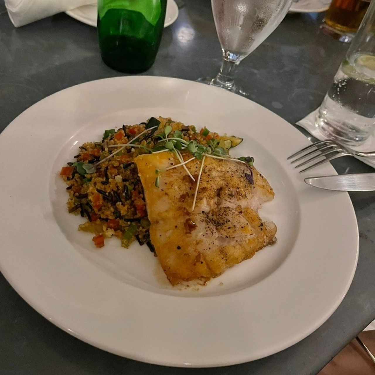 Filete de corvina con quinoa