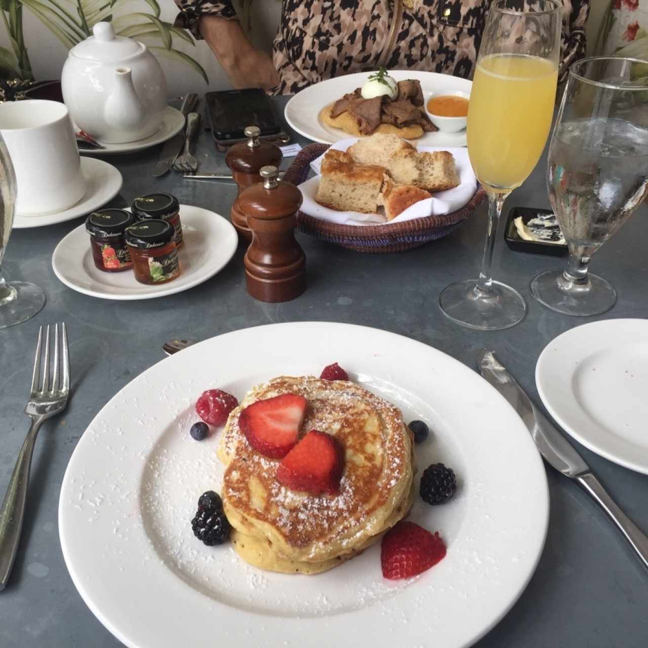 Pancake de Maíz y mimosa y la hojaldre y bistek