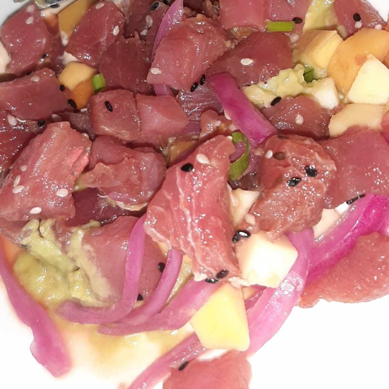 Tartar de Atun Tropical, con mango, pixbae y aguacate (no considero aguacate como ingrediente, solo una mancha en la esquina) como se veven la foto.