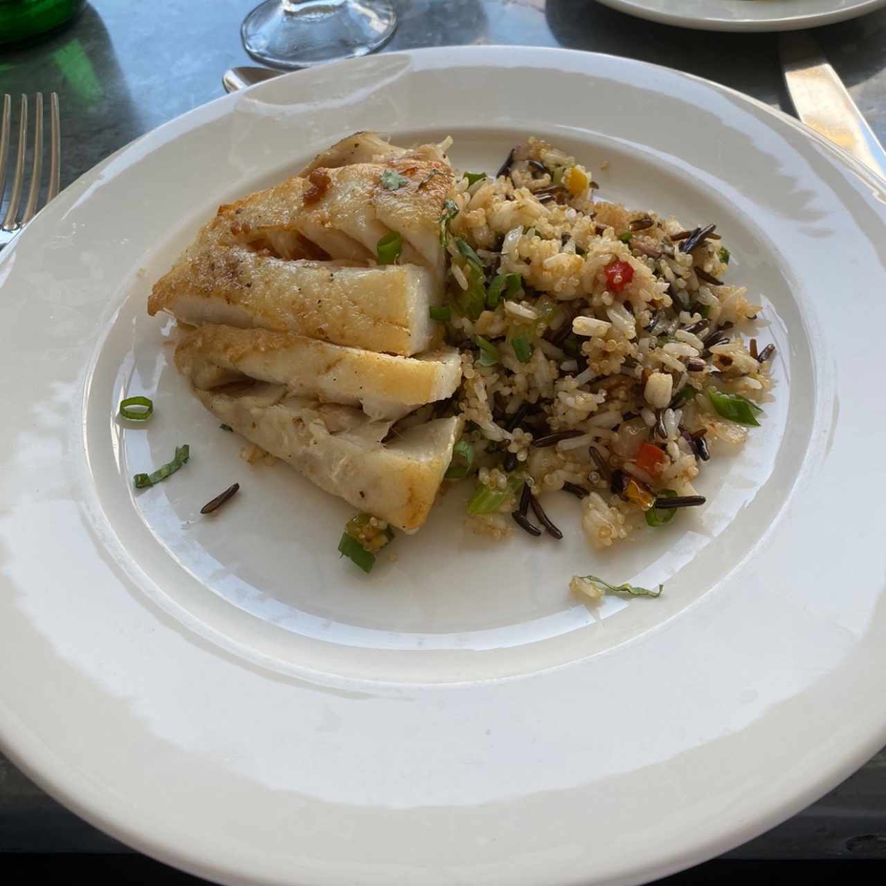 Corvina a la plancha con arroz de granos