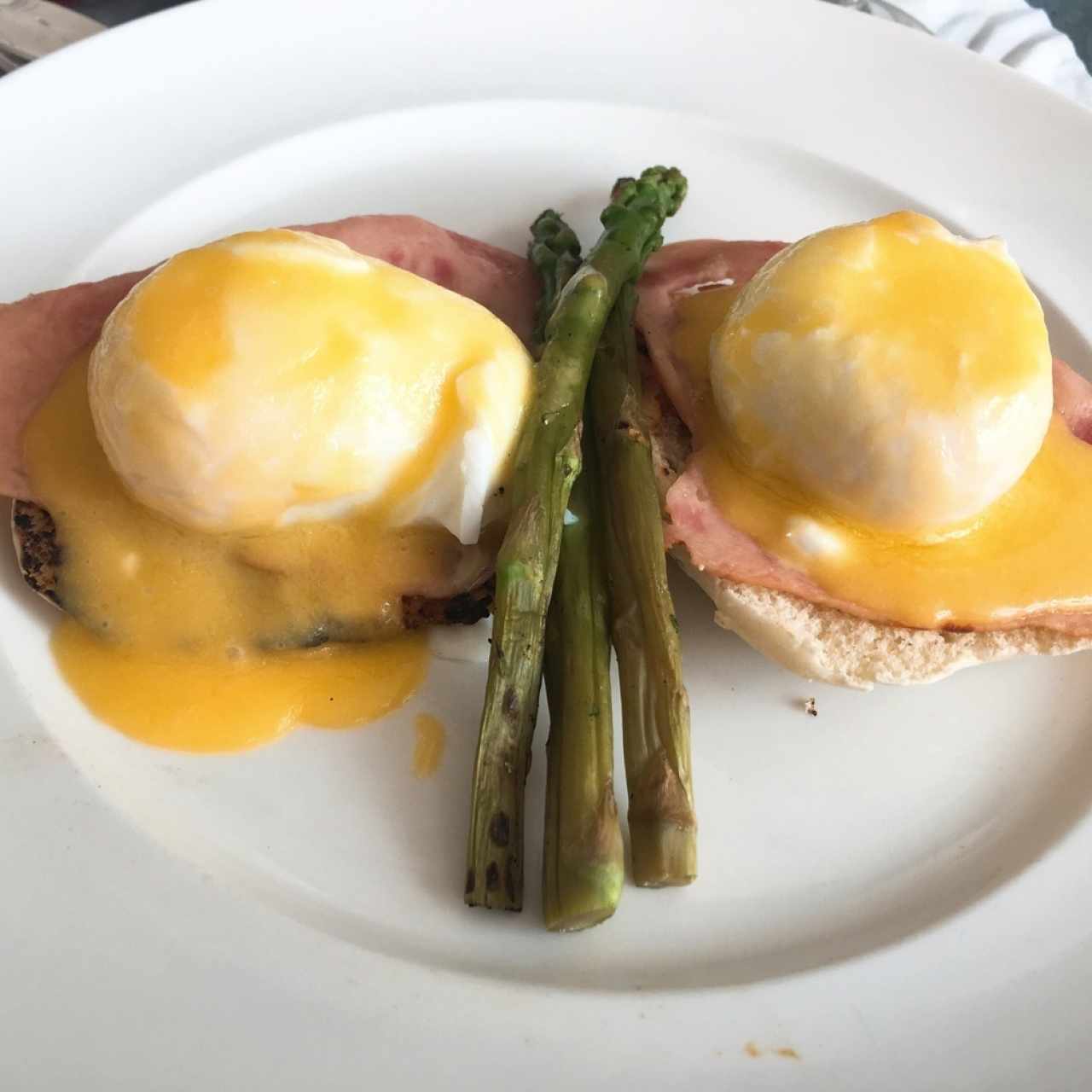 Huevos Benedictos con Jamón