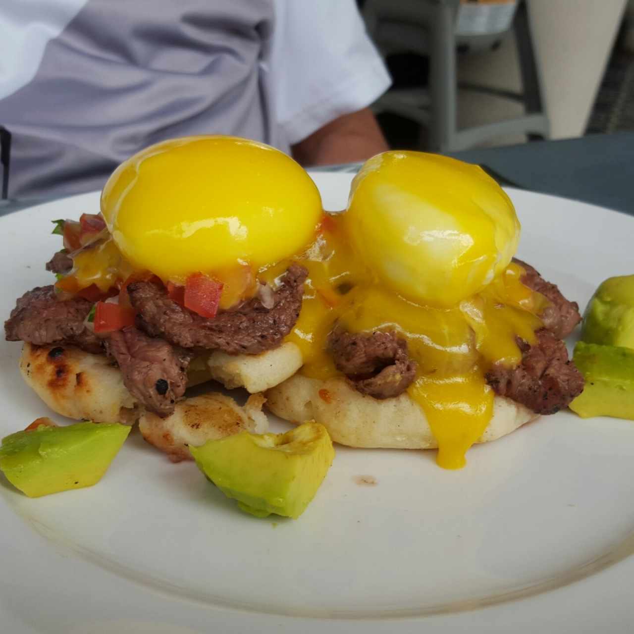 Huevos Benedictine a caballo sobre Arepa