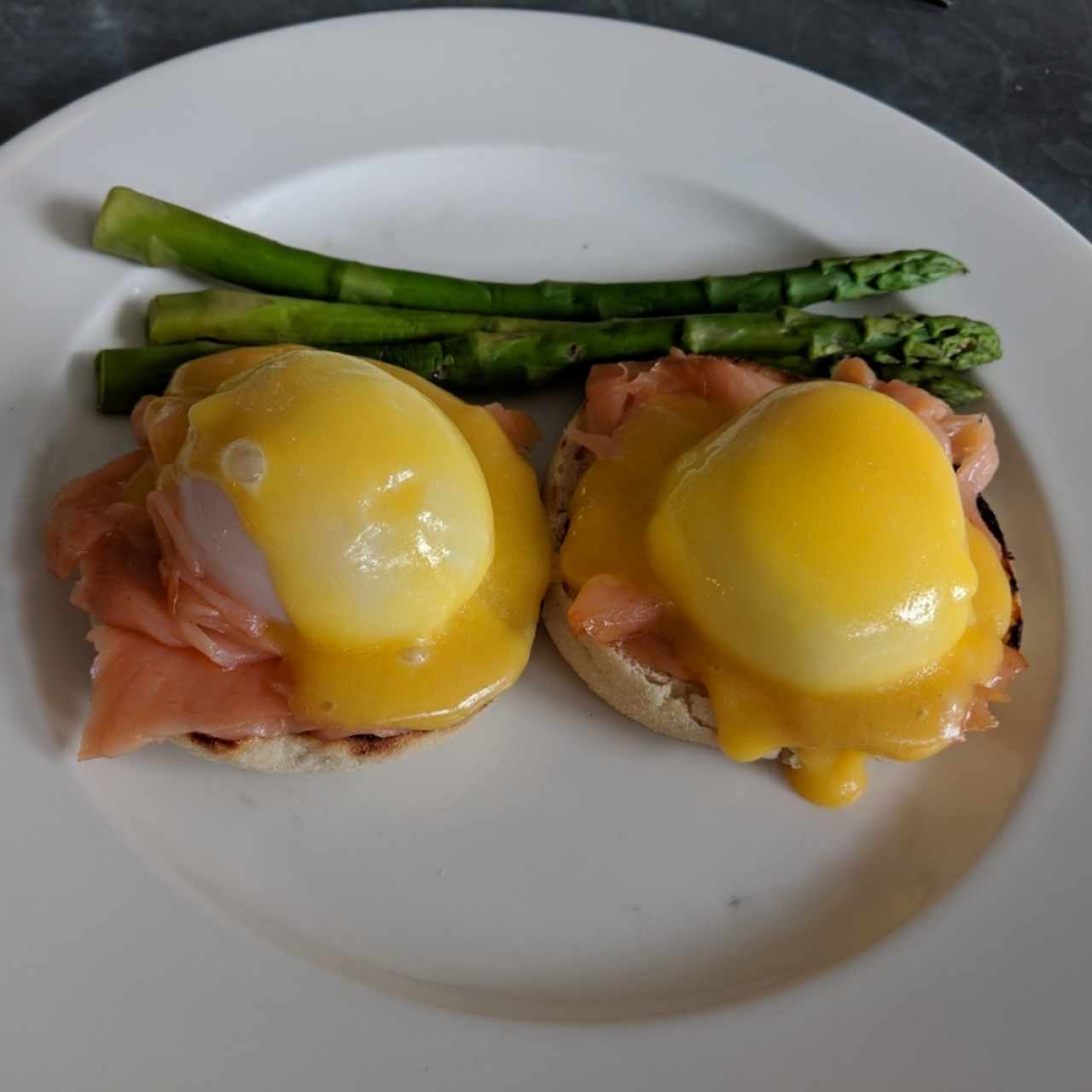 Huevos benedictinos con salmón