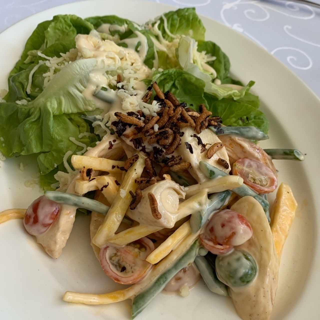 ensalada de Lechuga, amngo y pollo (16usd)