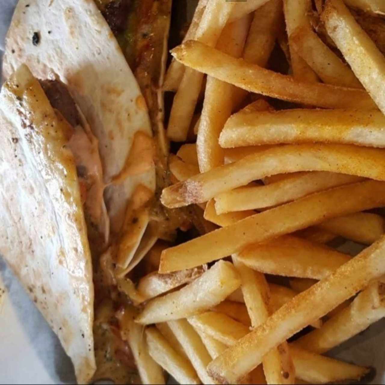 Quesadilla Burger acompañado de papas fritas