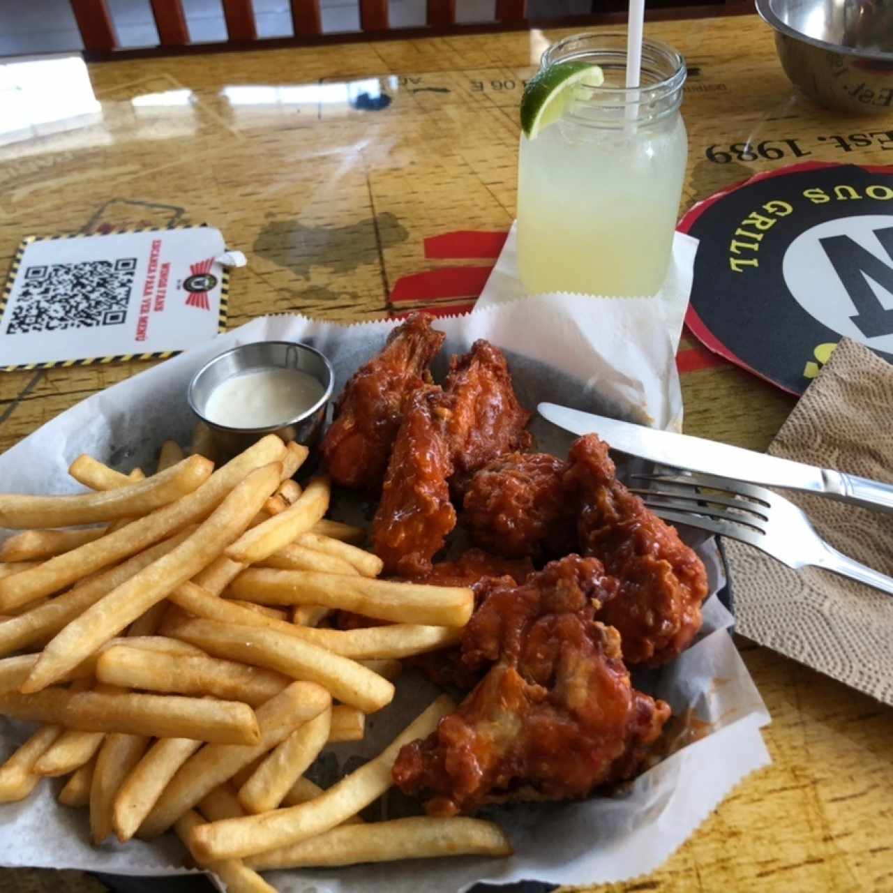 Menu lunch de Wings bañadas en salsa Buffalo