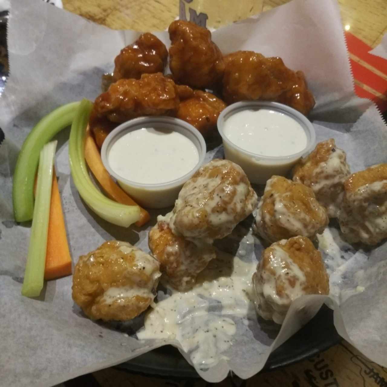 wings con garlic parmesan y honey BBQ