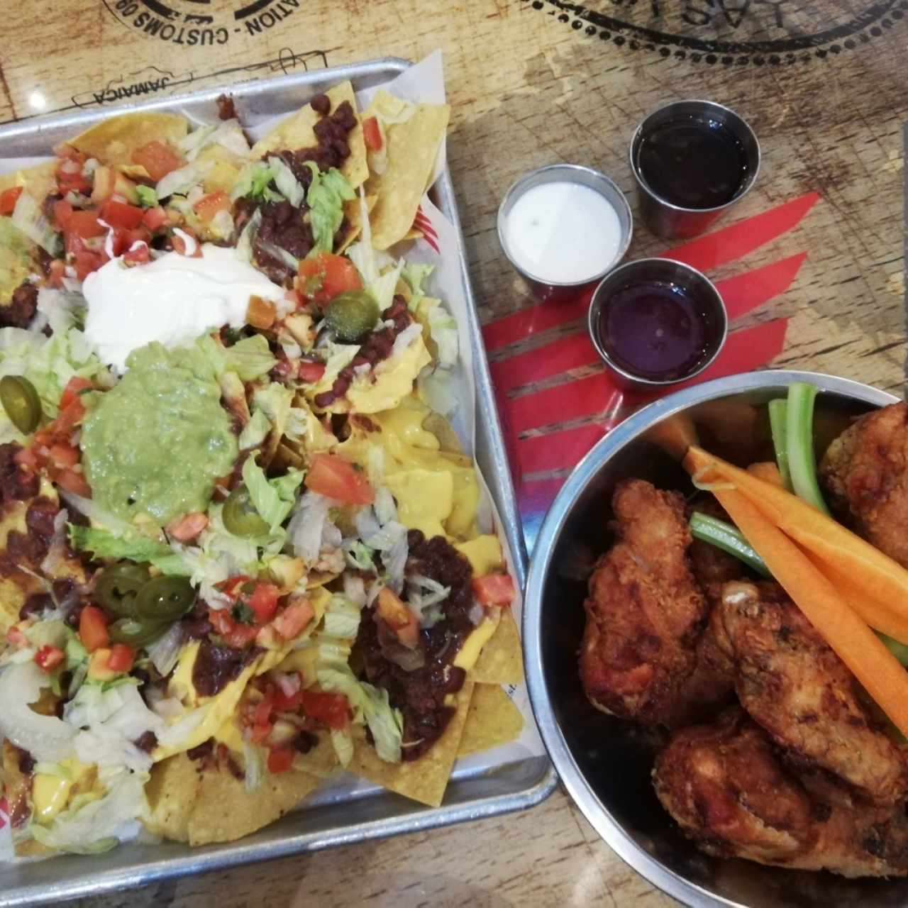 wings con la salsa aparte y nachos