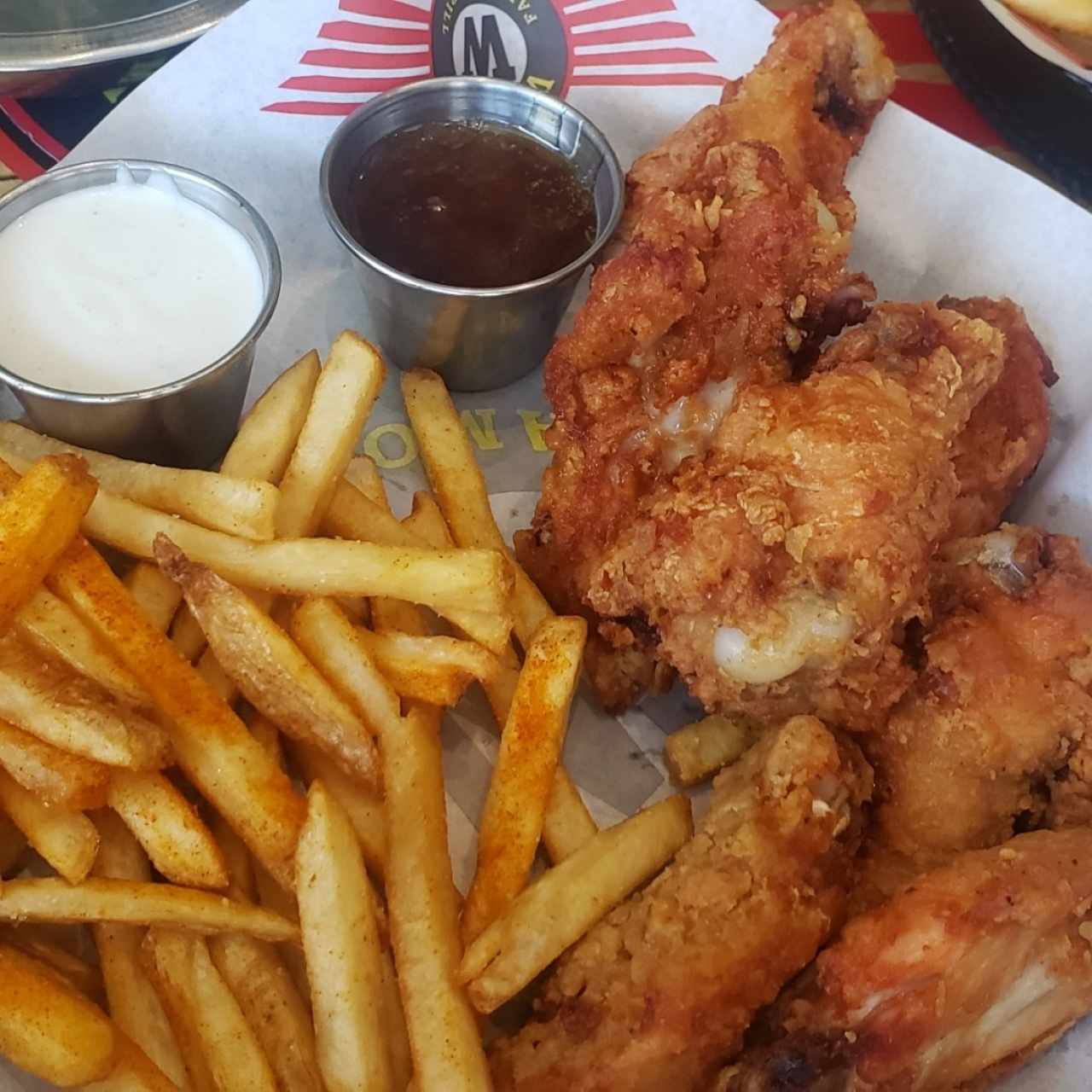 buffalo wings con salsa teriyaki y Blue cheese más papas fritas