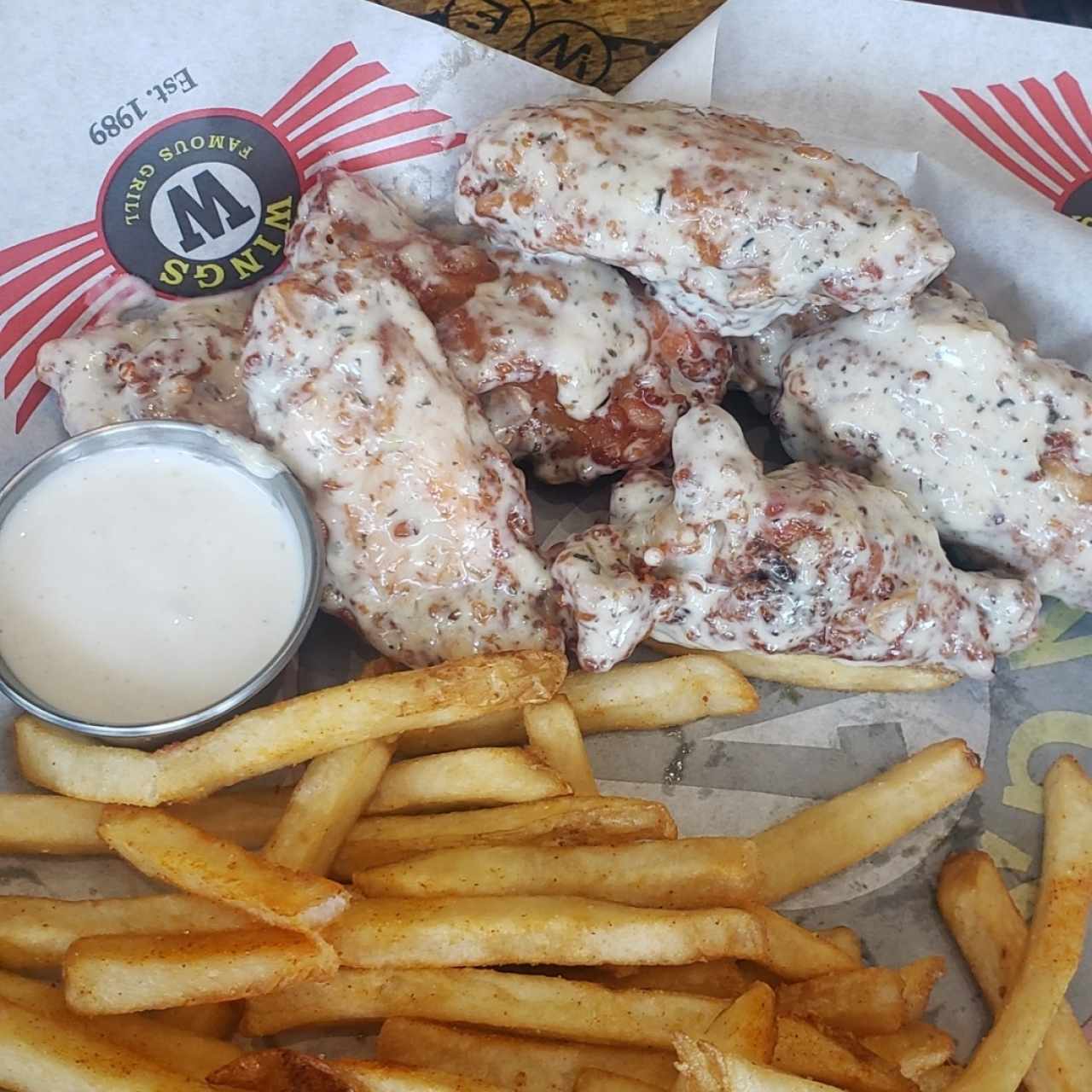 buffalo wings with garlic sauce and french fries