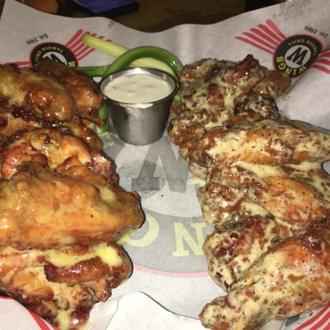 20 Wings Bañadas (izquierda honey mustard- derecha garlic parmesan)